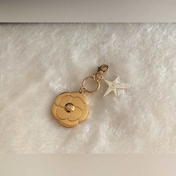 Chanel 2025 Holiday Camellia Flower & Star Charm | Limited Edition - Picture 4 of 9
